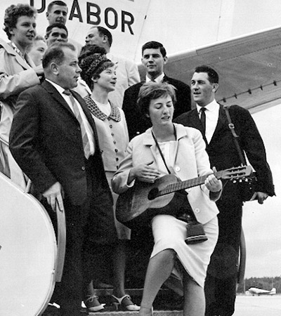 1963 – Die ersten Freiwilligen des Deutschen Entwicklungsdienstes reisen aus